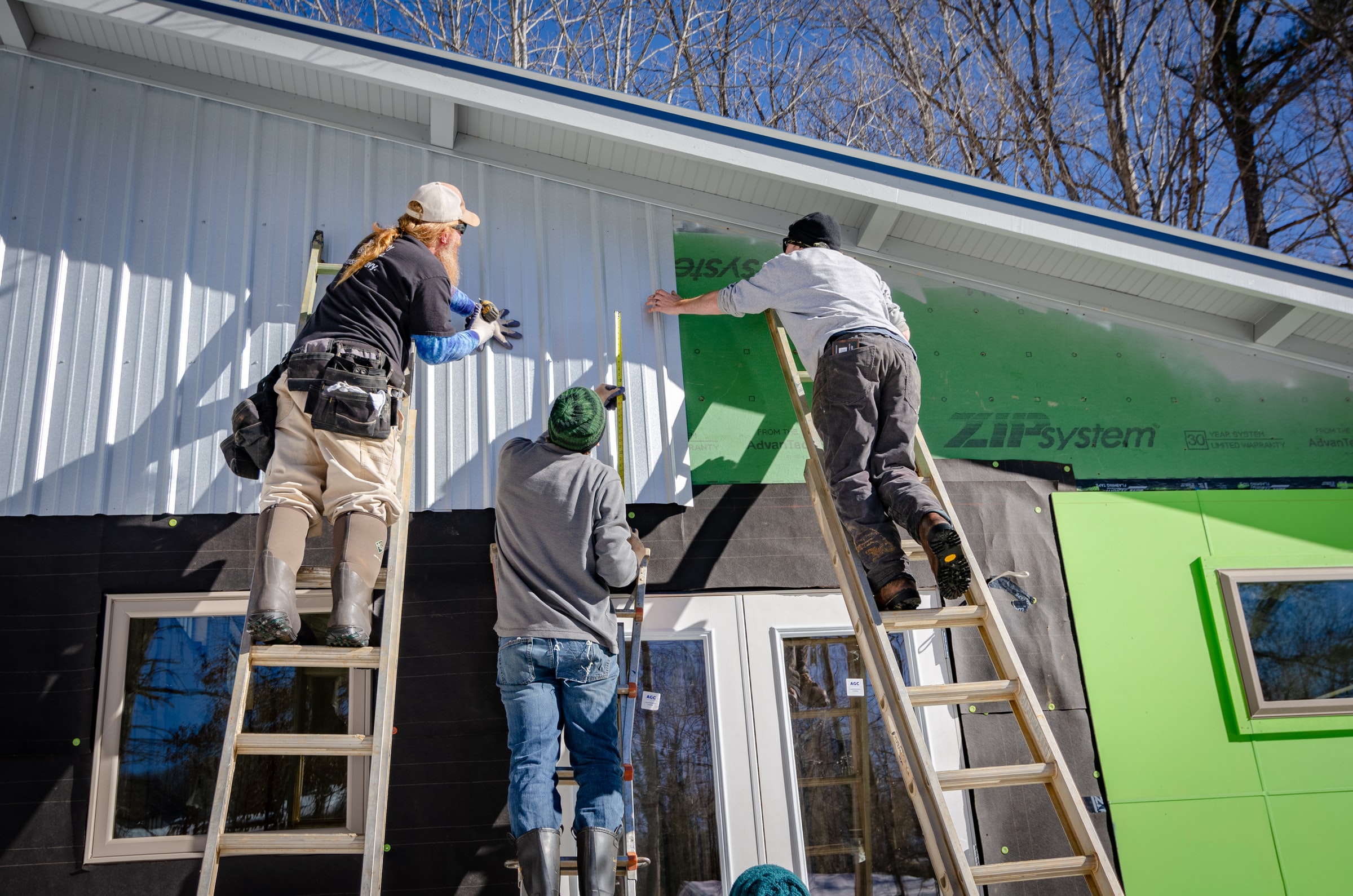 workers putting up siding